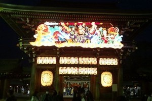 640px-Samukawa_Shrine-Shinmon_lightup