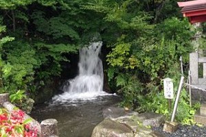 Nobushigenotaki_Waterfall_in_front_of_Subashiri_Sengen_Shrine_2